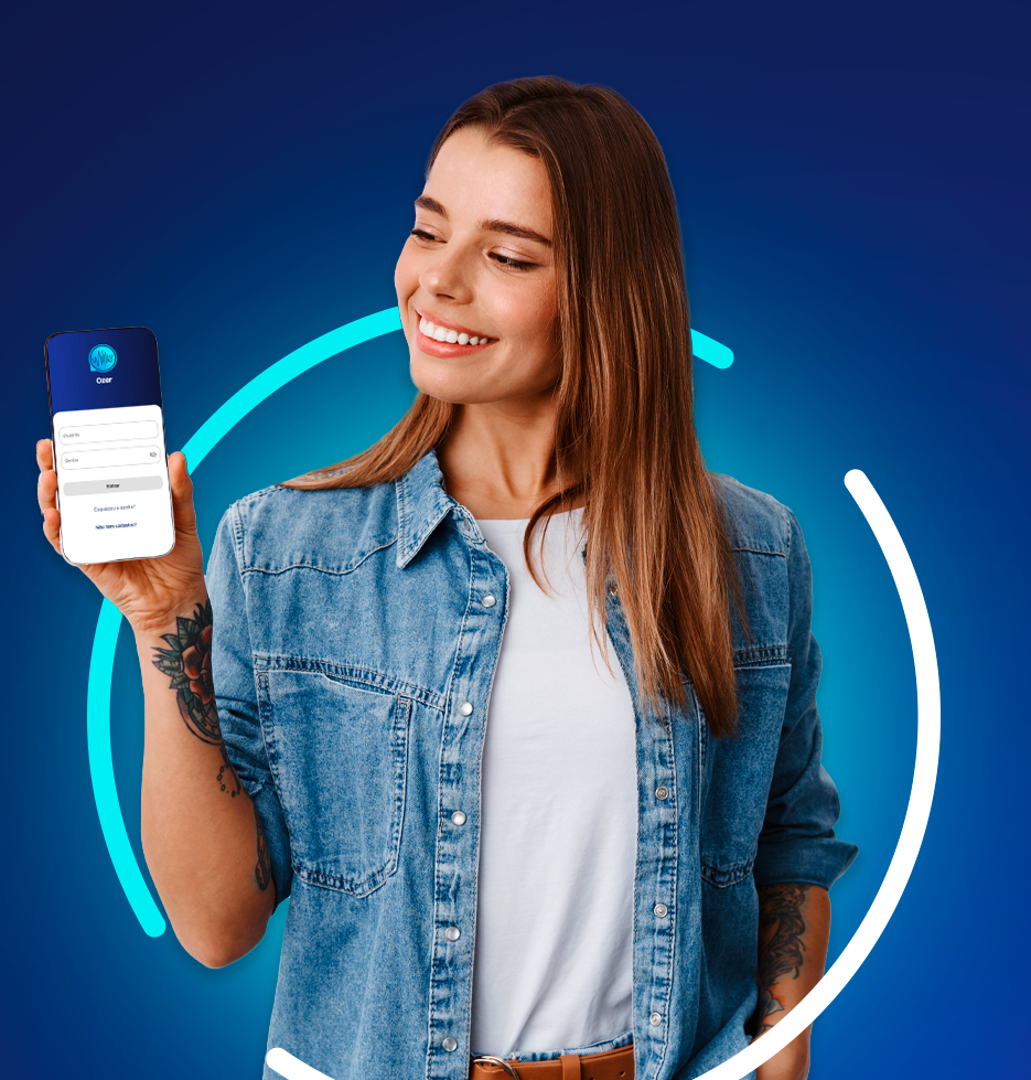 Mulher sorrindo com o app Ozer na mão